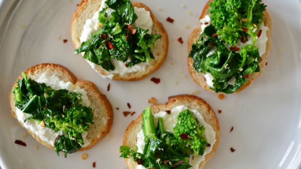 在短短15分钟内哇值得的西兰花rabe crostini