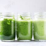 图片三罐加绿色饮料厨房柜台引导最佳绿火粉和补品最佳绿火粉可能帮助补充饮食中的任何缺漏绿火粉可成为健康箱中有用的工具多绿色粉末可以帮助你打营养博弈忙碌世界 每天很难得到所有水果蔬菜